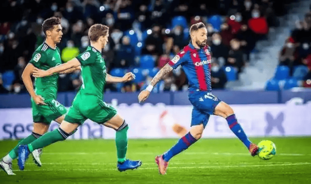 意甲保级生死战！都灵VS莱切：伤病潮下的困兽斗，比分进球数前瞻