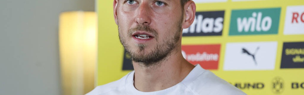 德甲球队多特蒙德球员瓦尔德马尔·安东接受媒体访问
        
    德甲球队多特蒙德球员瓦尔德马尔·安东接受媒体访问