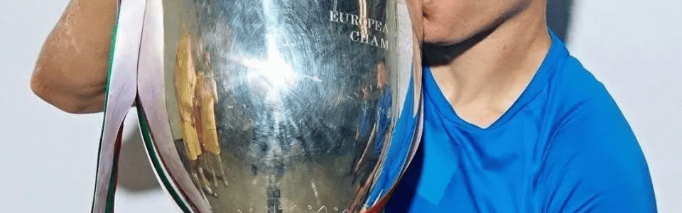 到底图啥呢？在利物浦毫无表现机会，却婉拒意大利豪门轮番邀约